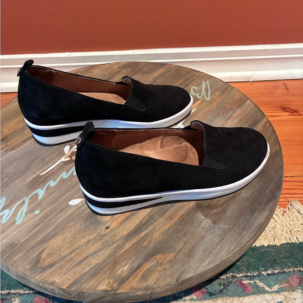 Reaction Kenneth Cole Women’s Black Suede Fabia Double Gore Slip On, Size 6.5 - Picture 4 of 12